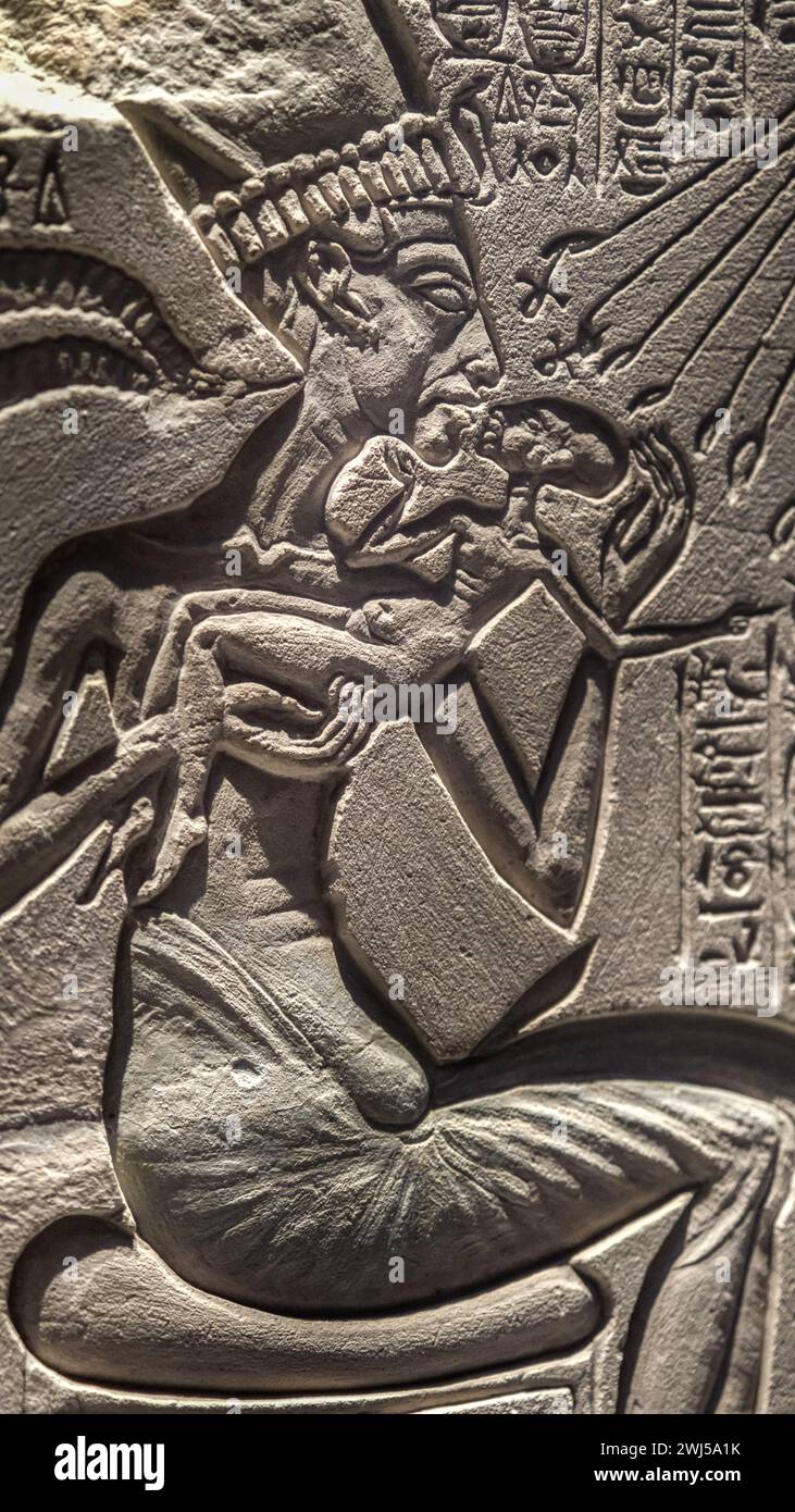 La scène de la période Amarna représentant la figure divine Aten avec Akhénaton ou Néfertiti ci-dessous Banque D'Images