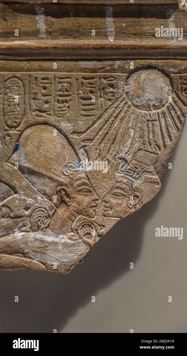 La scène de la période Amarna représentant la figure divine Aten avec Akhénaton ou Néfertiti ci-dessous Banque D'Images