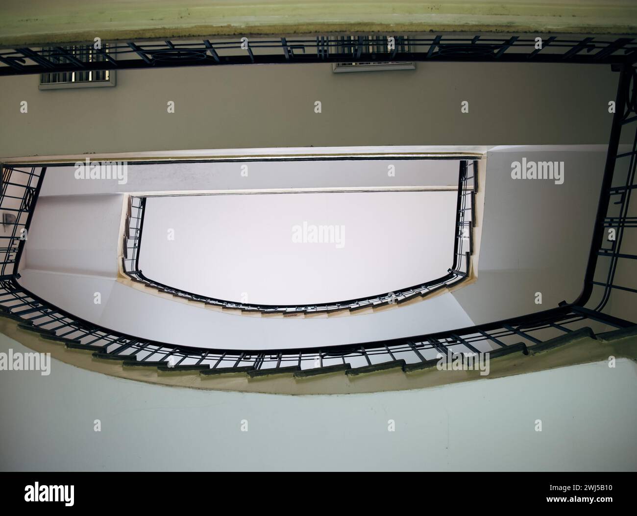 Escalier en colimaçon dans un bâtiment ancien, vue de bas en haut. Banque D'Images