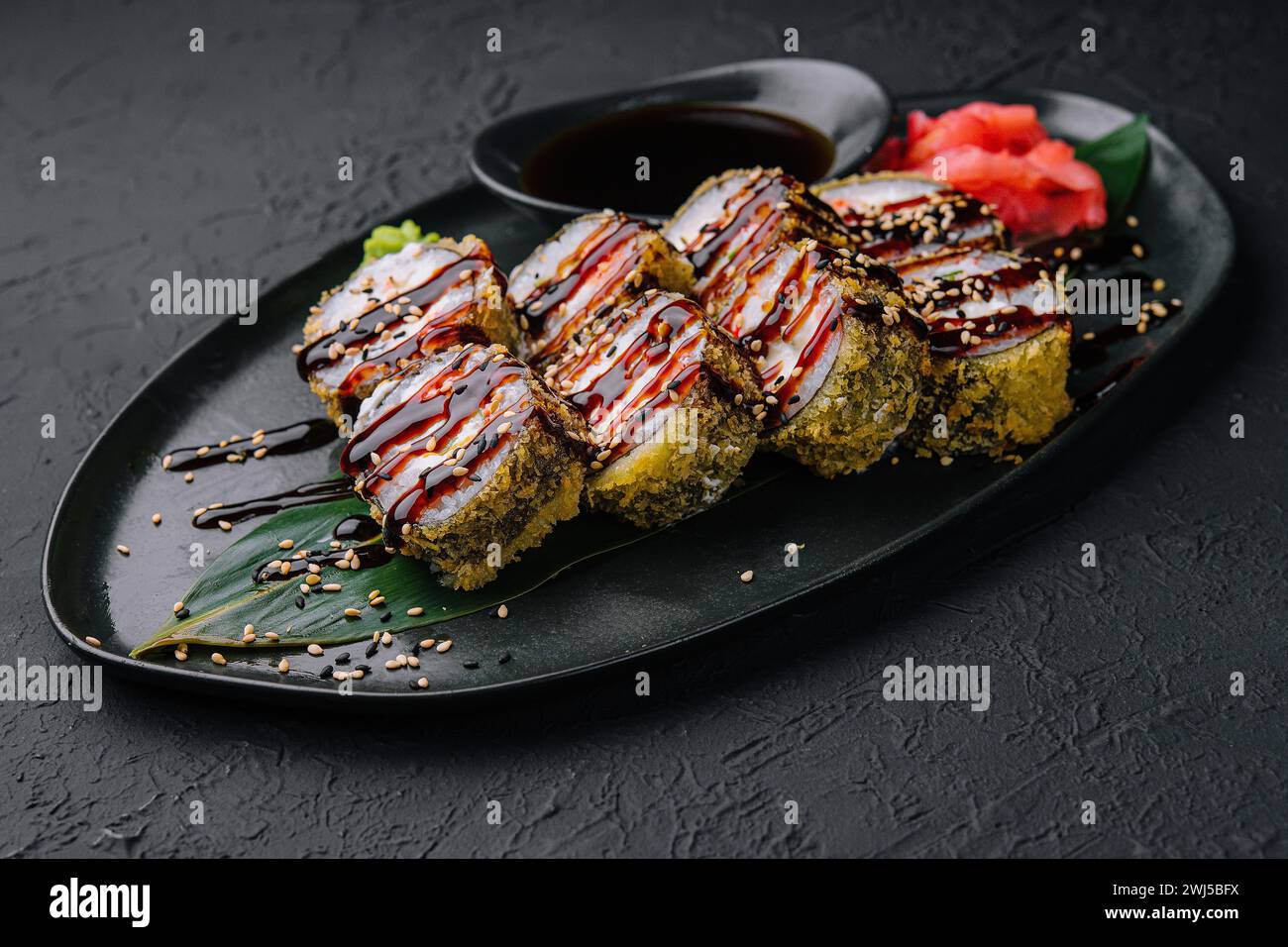 Rouleaux frits tempura sur fond noir Banque D'Images
