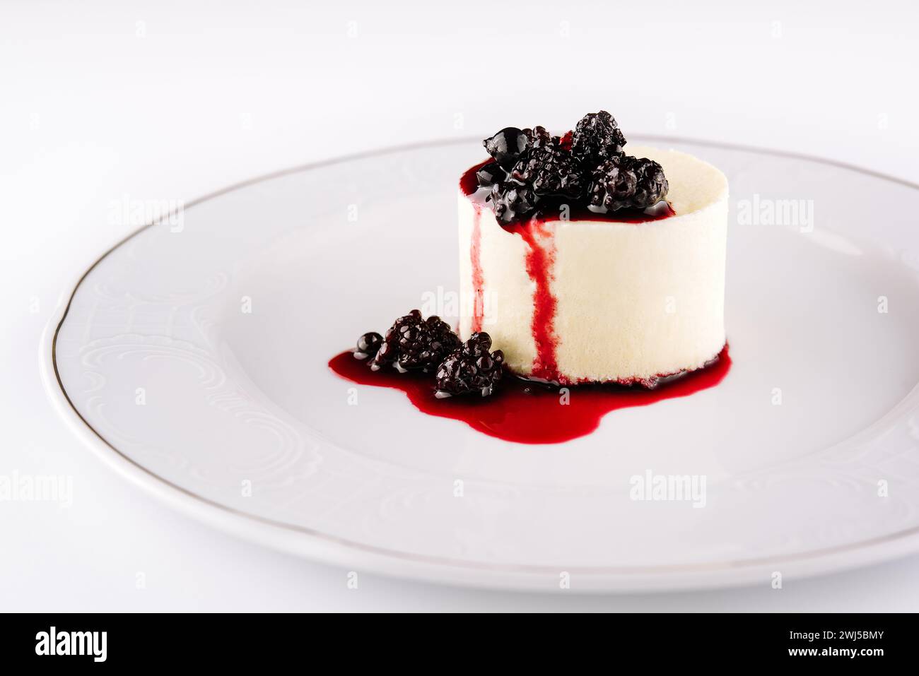 Gros plan d'une panna cotta sur une assiette Banque D'Images