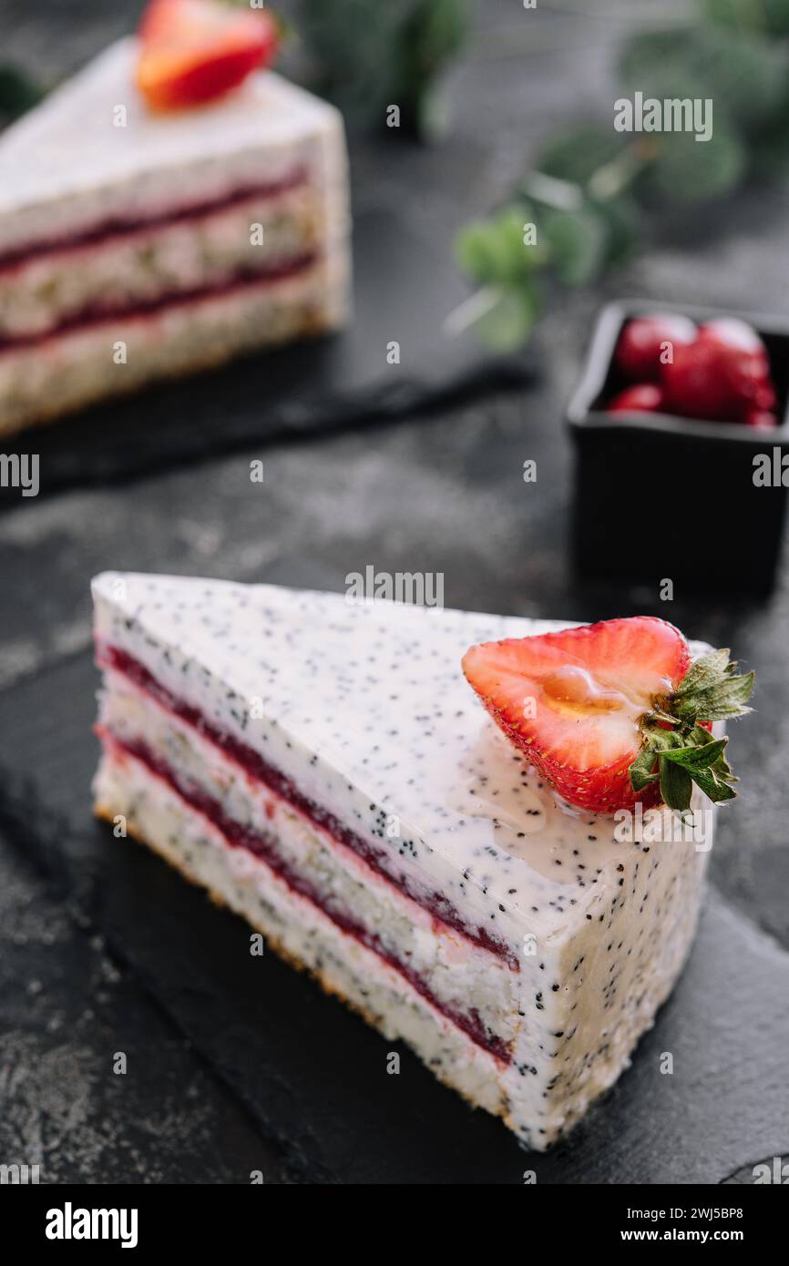 Morceau de cheesecake à la fraise sur tableau noir Banque D'Images