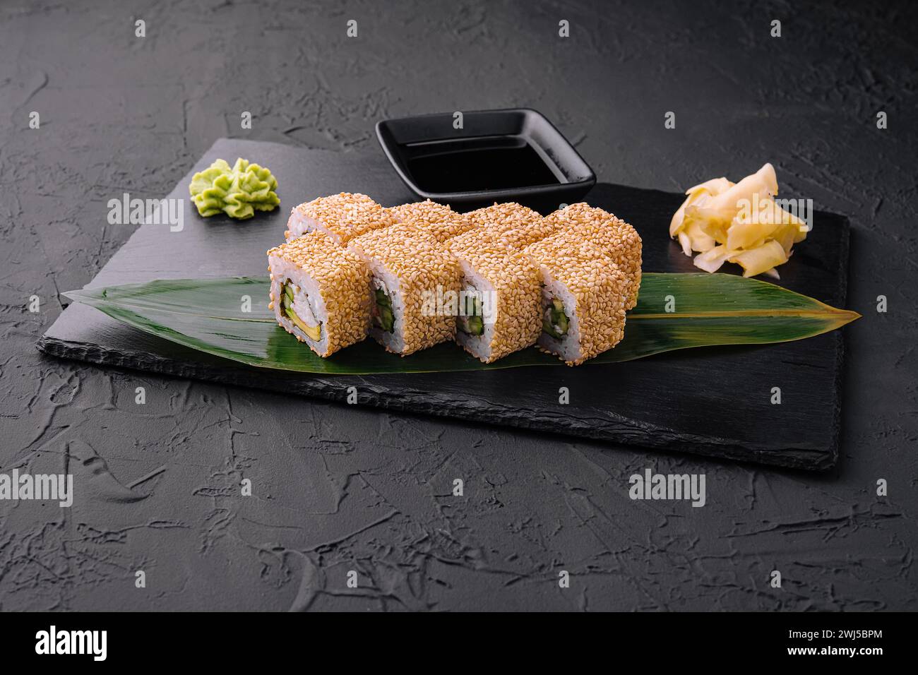 Sushi japonais sur une assiette noire Banque D'Images