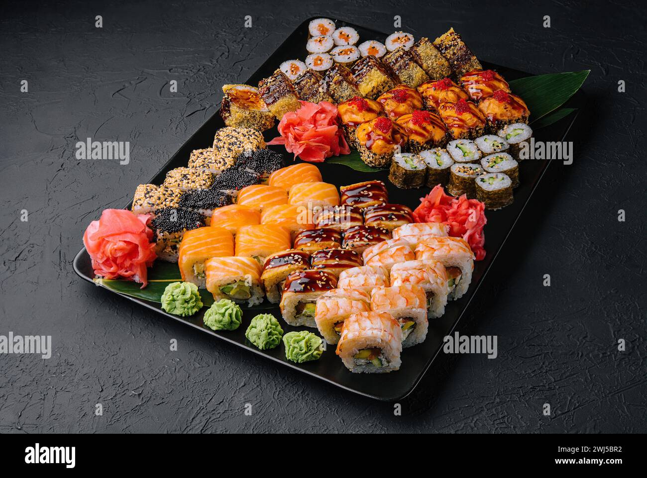 Sushi mis sur l'assiette noire Banque D'Images