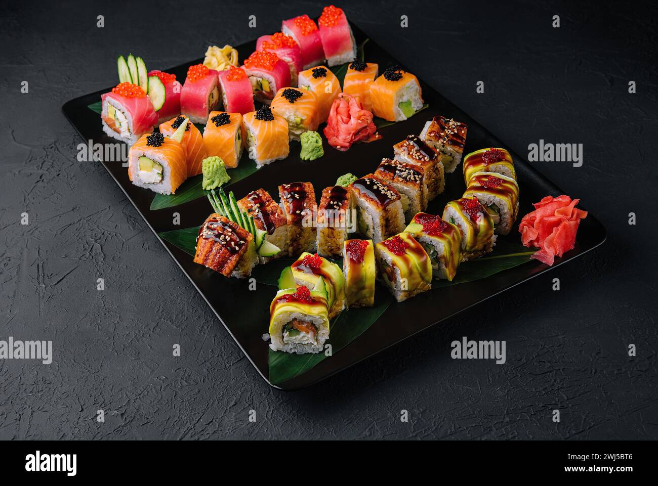 Sushi mis sur l'assiette noire Banque D'Images