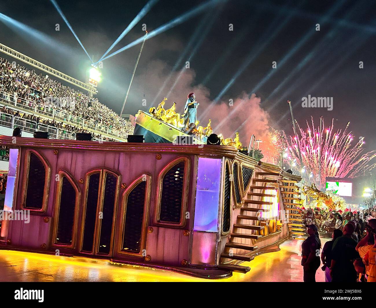 Rio de Janeiro, Brésil. 13 février 2024. Les artistes défilent pendant les célébrations du carnaval dans le Sambodrome. Crédit : Philipp Znidar/dpa/Alamy Live News Banque D'Images