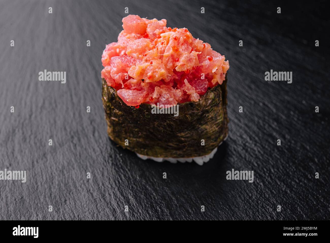 Sushi Gunkan avec thon et tobiko sur noir Banque D'Images