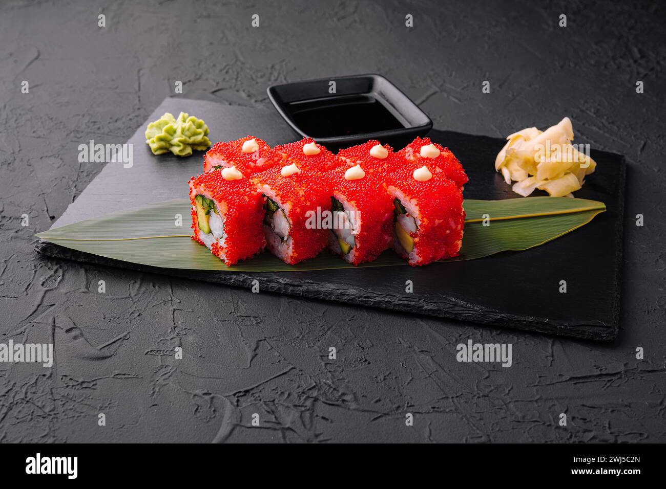 Sushi, rouleaux, uramaki californien avec caviar tobiko Banque D'Images