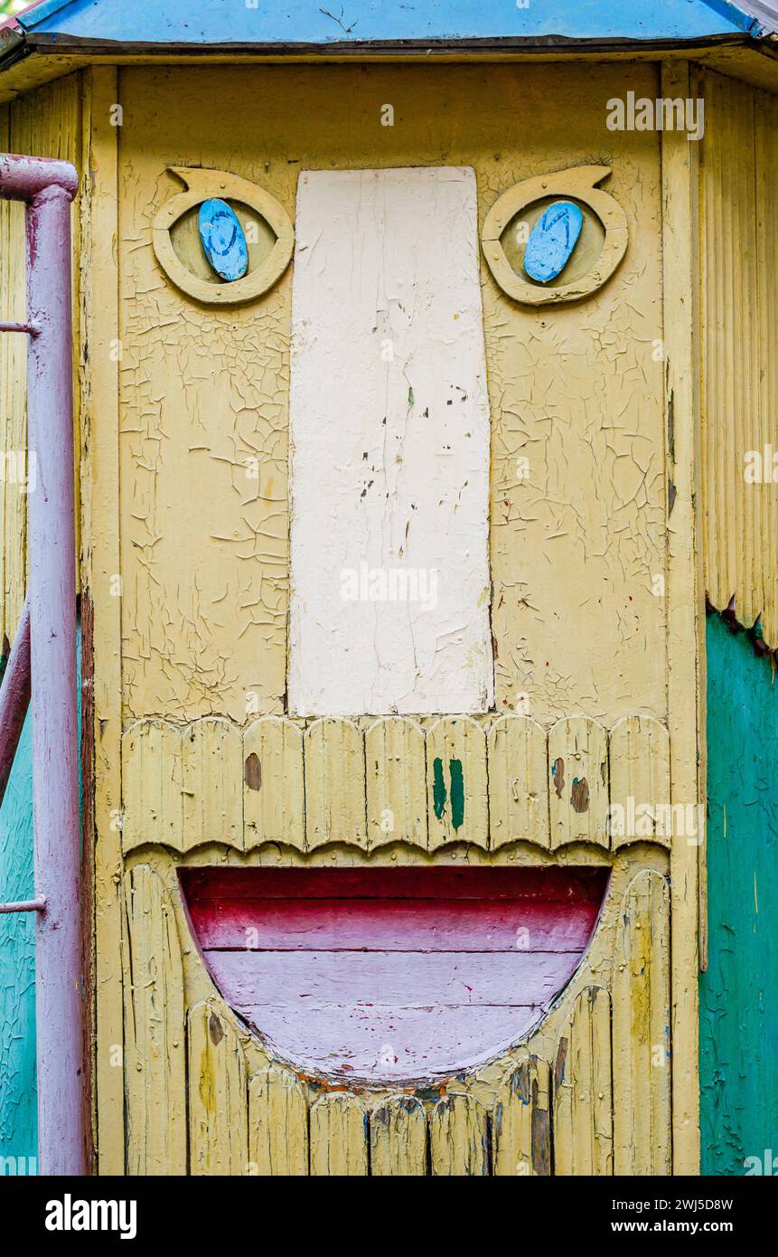 Façade du bâtiment avec l'image du visage d'un personnage de conte de fées dans un parc d'attractions Banque D'Images