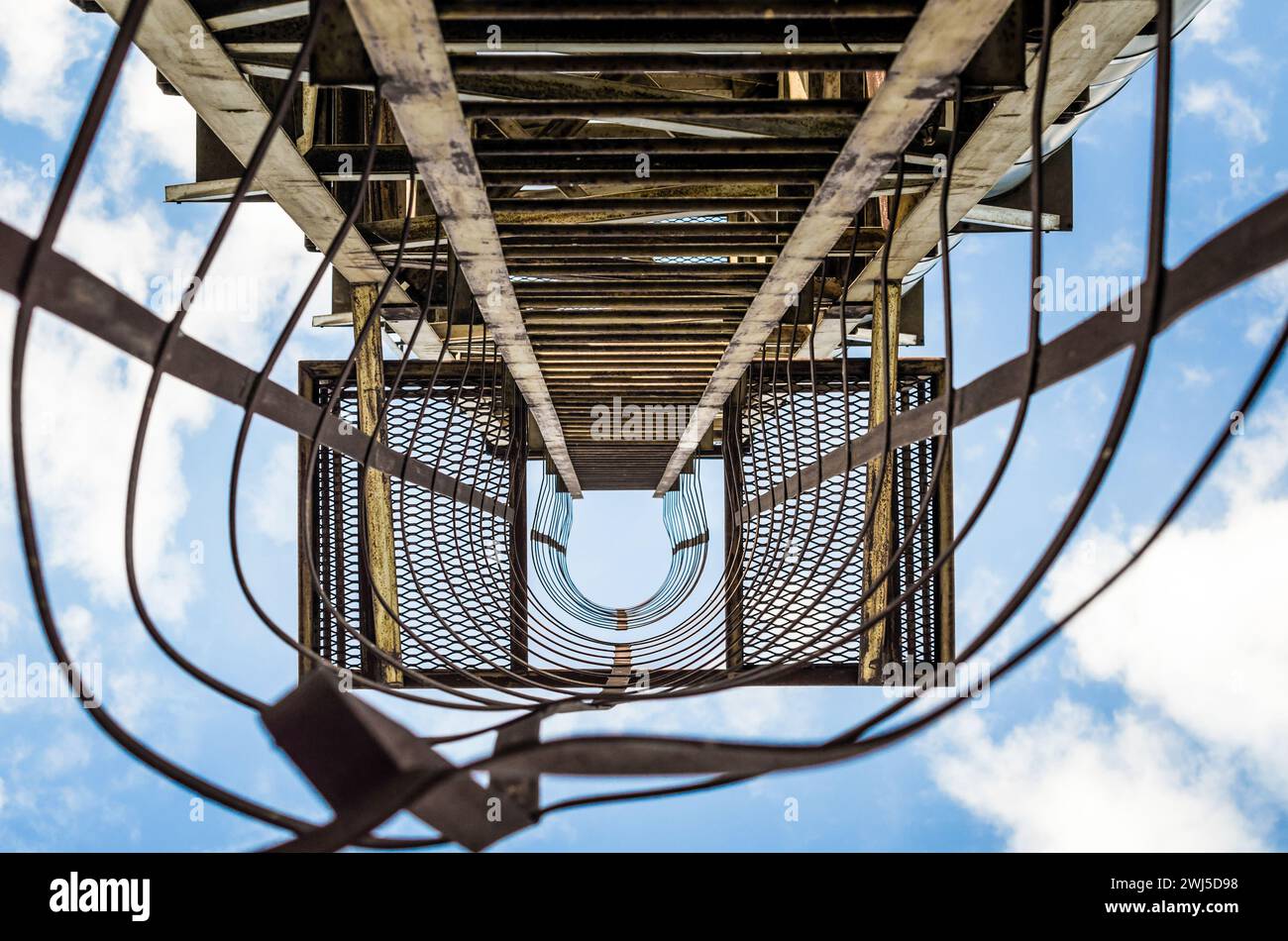 Vieil escalier rouillé avec des dommages contre le ciel bleu et les nuages Banque D'Images Vieil escalier rouillé avec des dommages contre le ciel bleu et les nuages Banque D'Images