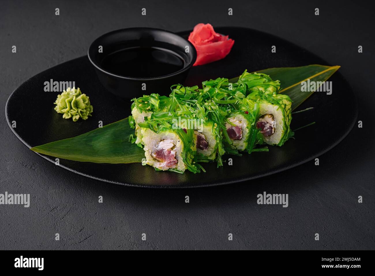 Assiette de sushi sur pierre noire. cuisine japonaise. Banque D'Images