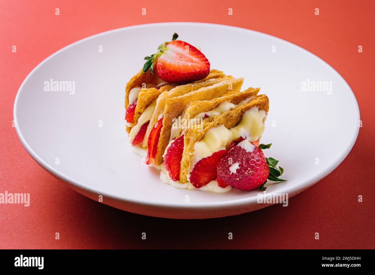 Fraises et crème mille feuilles dessert sur assiette Banque D'Images