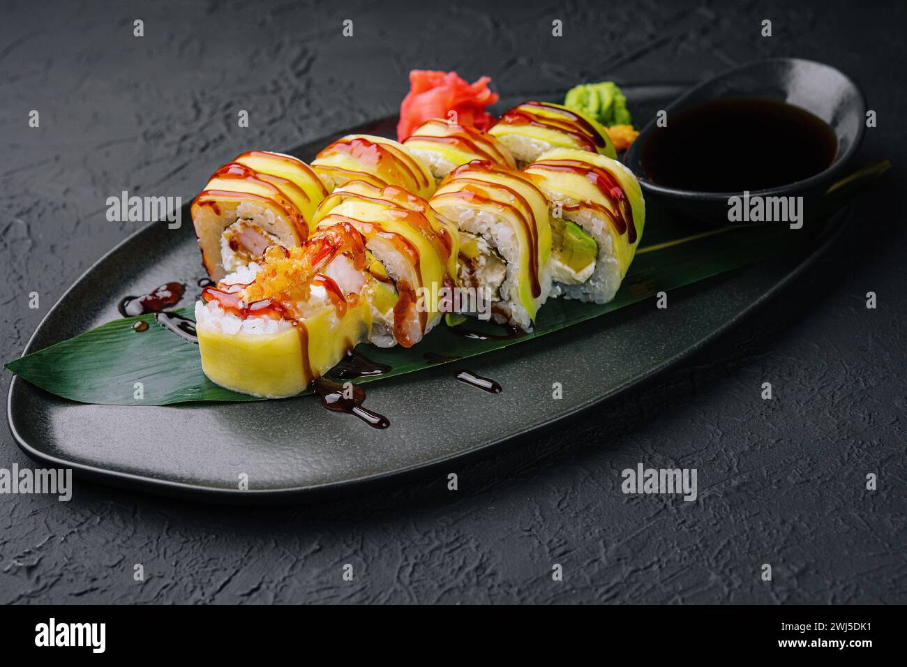 Rouleau de sushi dragon vert aux crevettes Banque D'Images