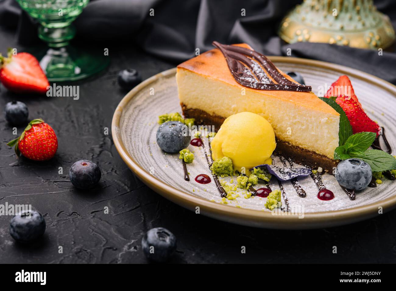 Cheesecake à la vanille avec chocolat et baies Banque D'Images