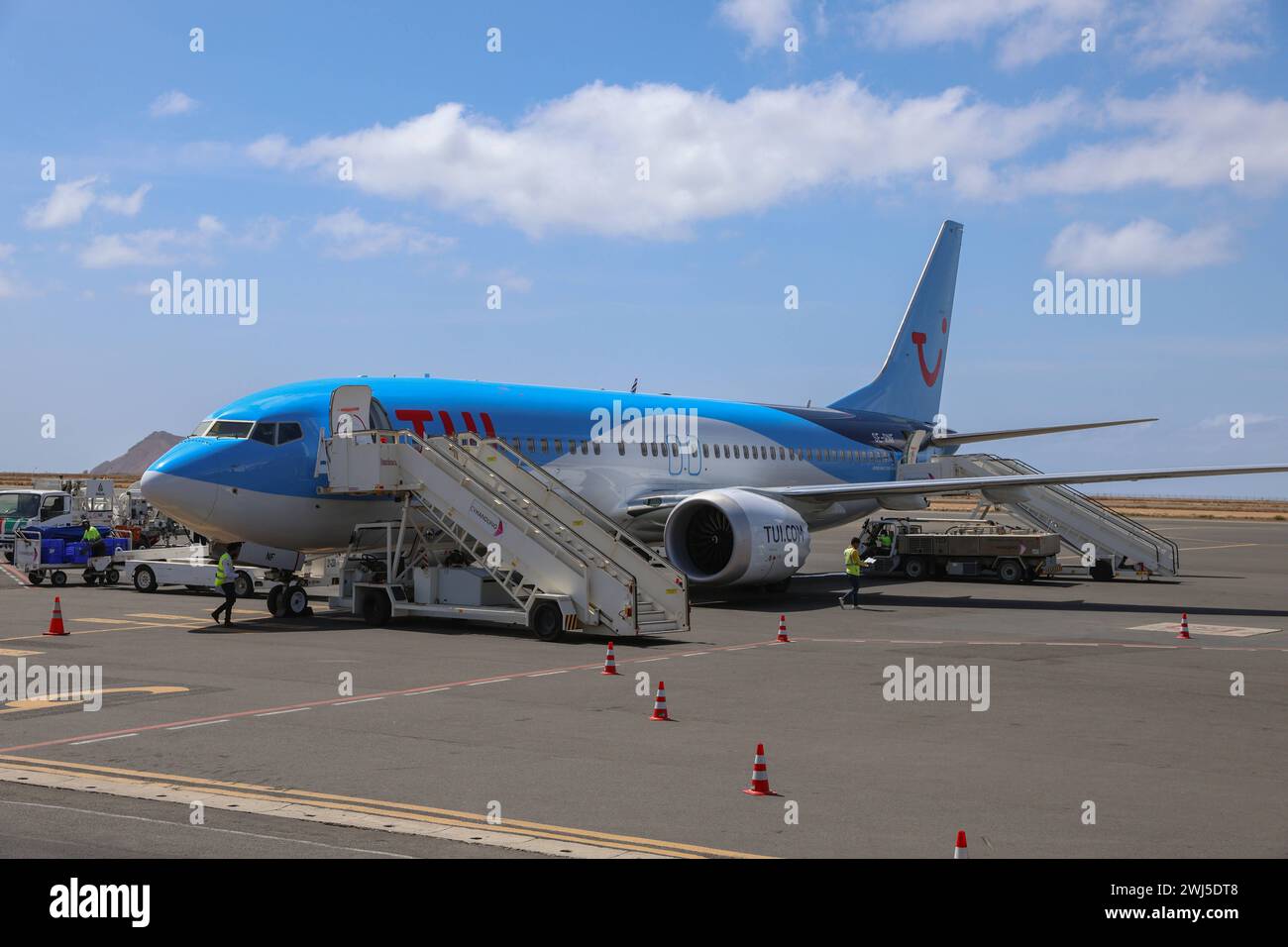 Afrika, Boeing 737 Max von TUIfly auf dem Flughafen Amilcar Cabral International ist der wichtigste und größte Flughafen der Kapverden auf der Insel Sal, Flugzeug, logo tui. *** Afrique, Boeing 737 Max de TUIfly à l'aéroport international Amilcar Cabral est le plus important et le plus grand aéroport du Cap Vert sur l'île de Sal, avion, logo tui Banque D'Images