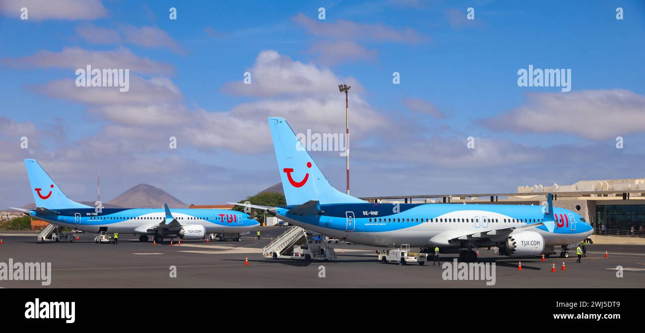 Afrika, Boeing 737 Max von TUIfly auf dem Flughafen Amilcar Cabral International ist der wichtigste und größte Flughafen der Kapverden auf der Insel Sal, Flugzeug, logo tui. *** Afrique, Boeing 737 Max de TUIfly à l'aéroport international Amilcar Cabral est le plus important et le plus grand aéroport du Cap Vert sur l'île de Sal, avion, logo tui Banque D'Images