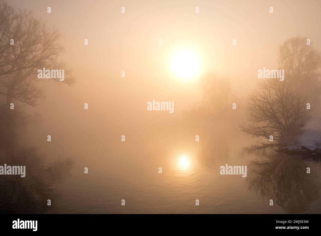 La rivière Ruhr en hiver au petit matin avec brouillard au lever du soleil, Witten, région de la Ruhr, Allemagne Europe Banque D'Images