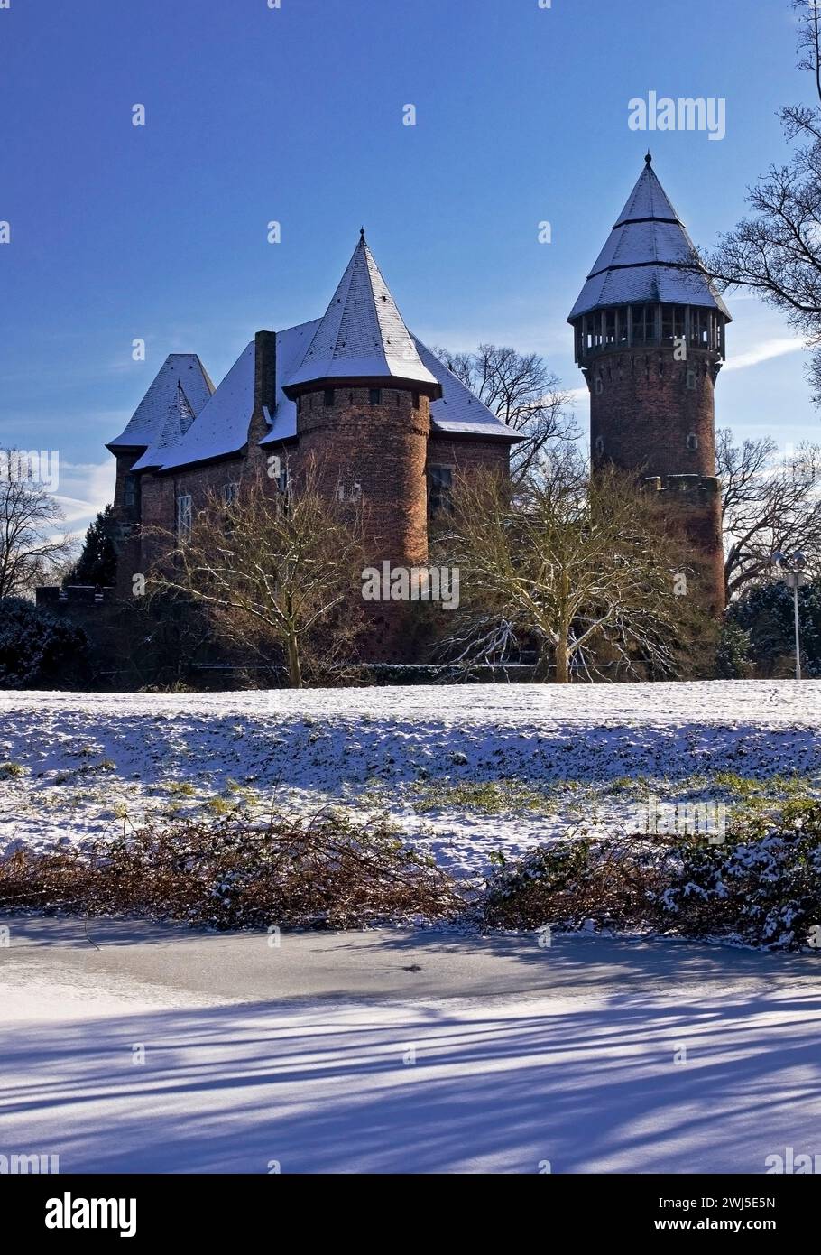 Château de Burg Linn à Krefeld-Linn en hiver, Krefeld, Bas-Rhin, Allemagne, Europe Banque D'Images