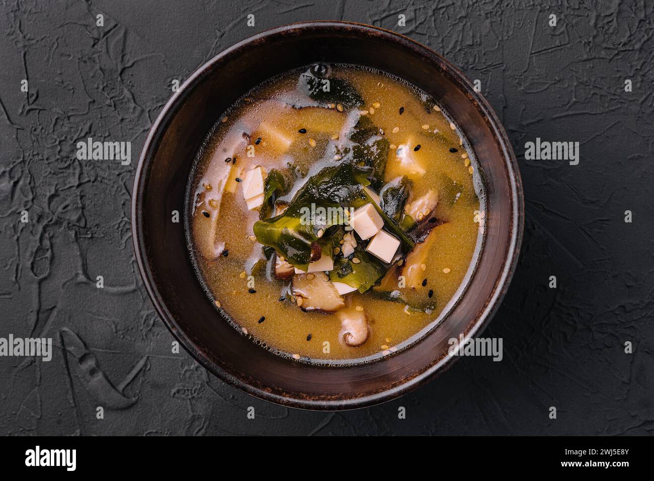 Soupe avec algues et champignons vue de dessus Banque D'Images