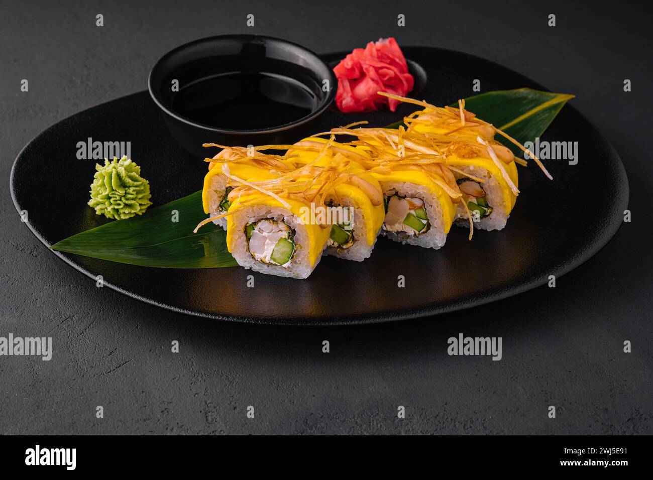 Rouleaux de Sushi jaunes aux crevettes et aux concombres Banque D'Images