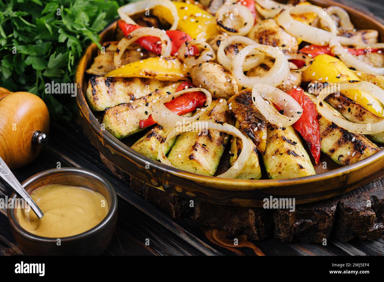 Légumes frais grillés et sauce moutarde Banque D'Images