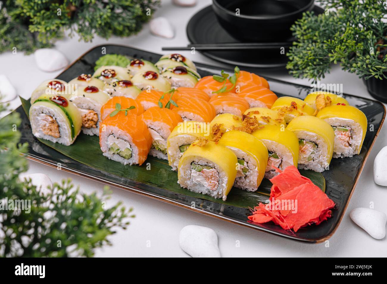 Rouleaux de sushi japonais frais traditionnels sur assiette en pierre Banque D'Images