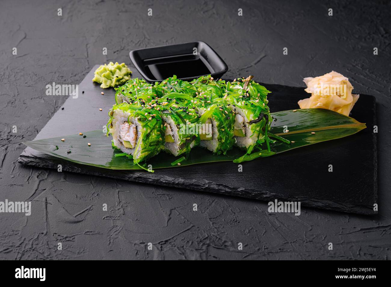 Rouleaux de sushi avec fruits de mer et salade de chuka Banque D'Images
