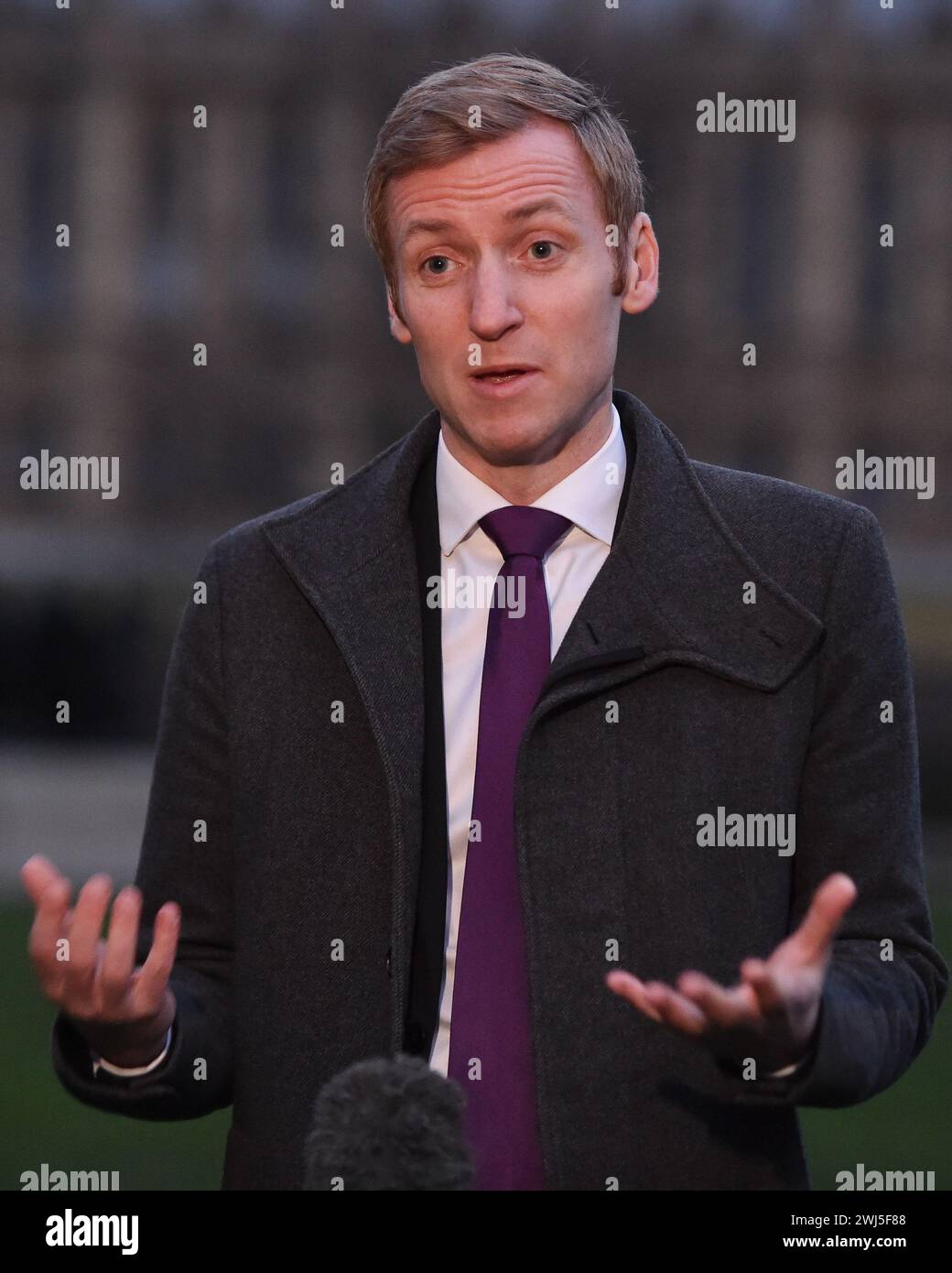 Londres, Royaume-Uni. 13 février 2024. Le ministre du logement Lee Rowley est interviewé à Westminster lors de la ronde de diffusion du matin. Crédit : Thomas Krych/Alamy Live News Banque D'Images