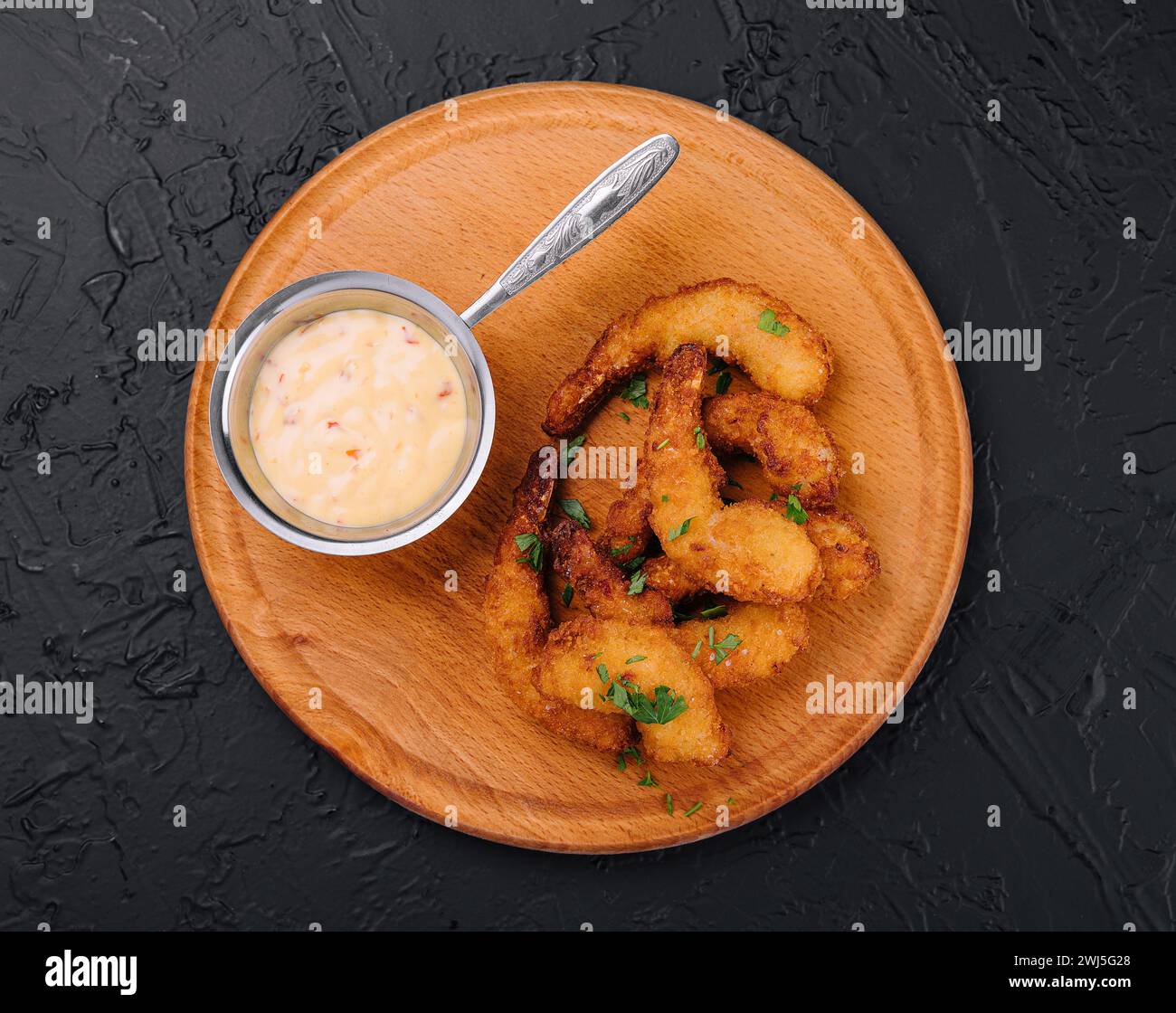 Crevettes frites ou crevettes avec sauce à bord Banque D'Images