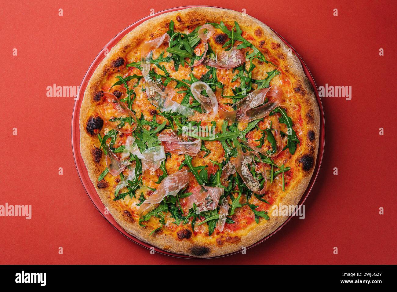 Pizza au prosciutto ou pinza avec roquette de style romain Banque D'Images