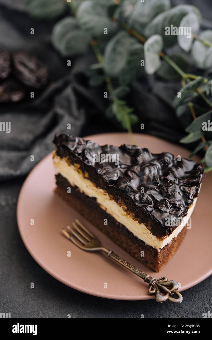 Chocolat, caramel, gâteau aux cacahuètes, snickers sur une assiette Banque D'Images