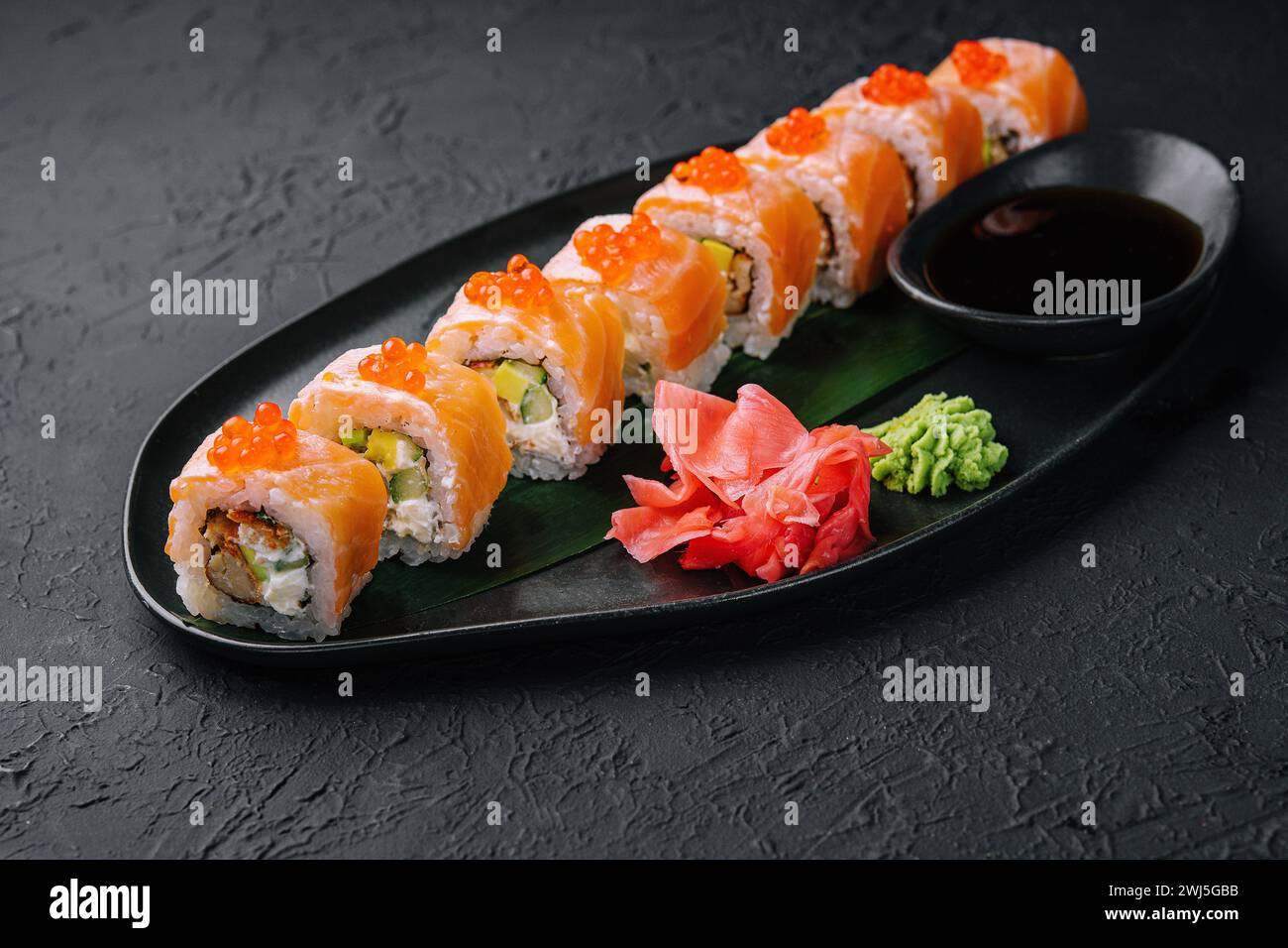 Sushi Philadelphie avec caviar rouge sur l'assiette Banque D'Images