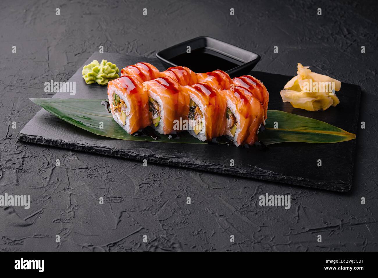 Délicieux sushi philadelphie sur assiette en pierre noire Banque D'Images