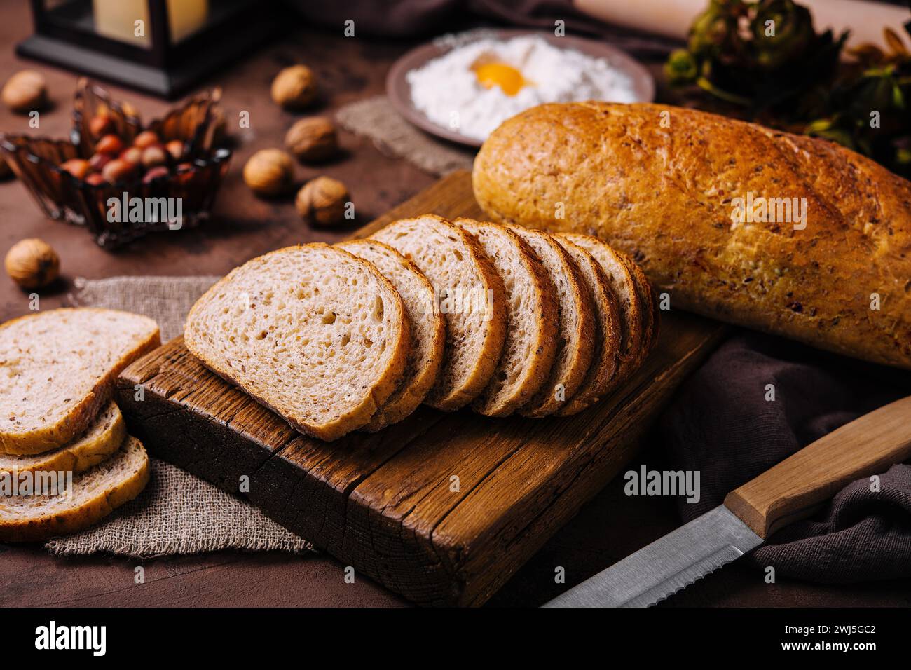 Pain tranché à bord et farine avec oeuf frais Banque D'Images