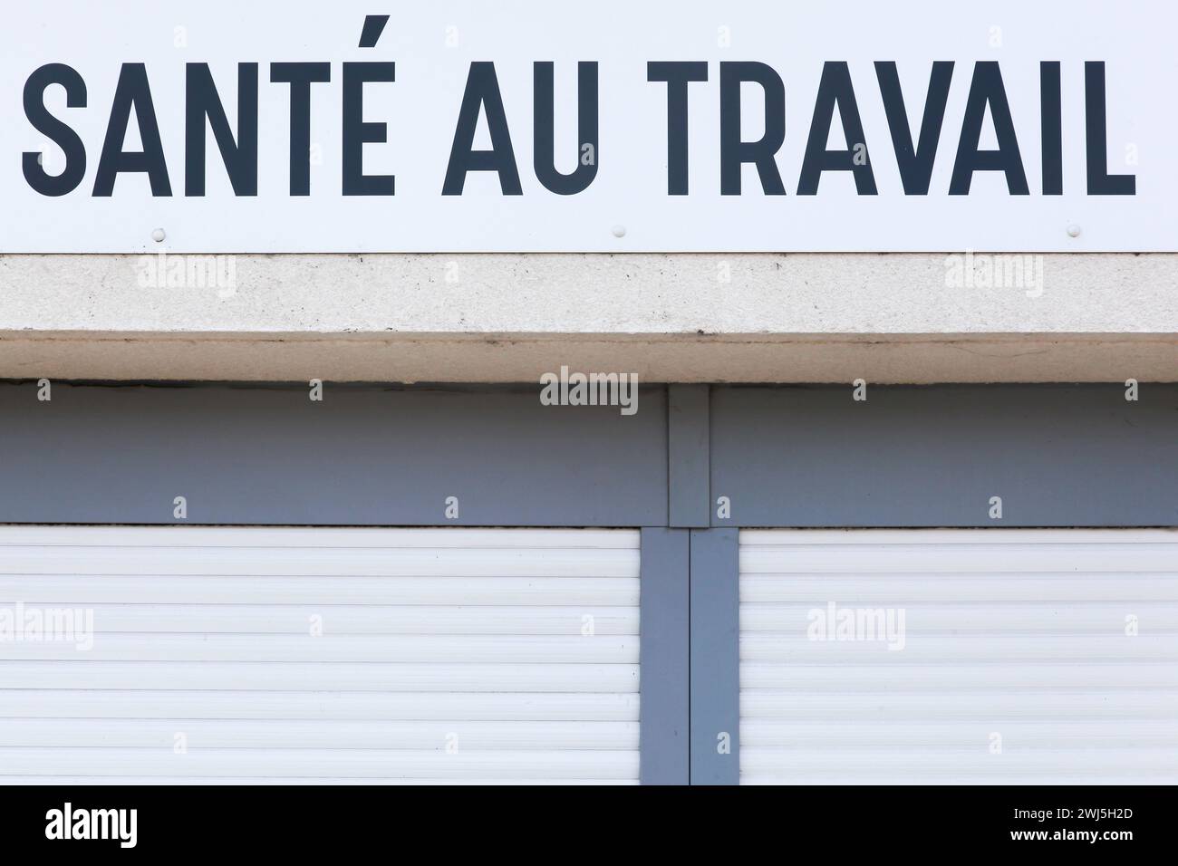 Panneau santé au travail sur un mur appelé santé au travail en français Banque D'Images