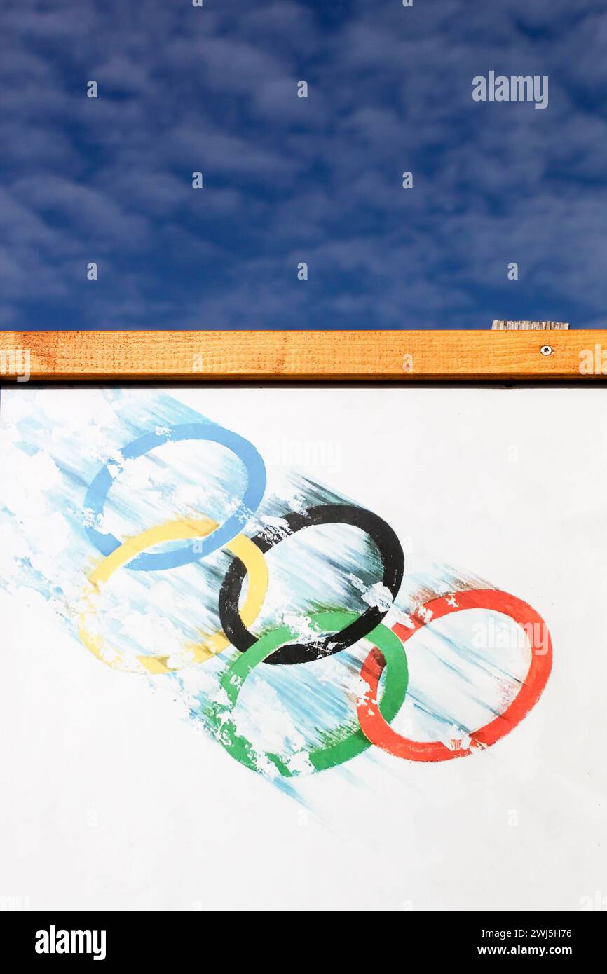 Autrans, France - 11 septembre 2019 : anneaux olympiques d'hiver sur un mur dans le village d'Autrans Banque D'Images