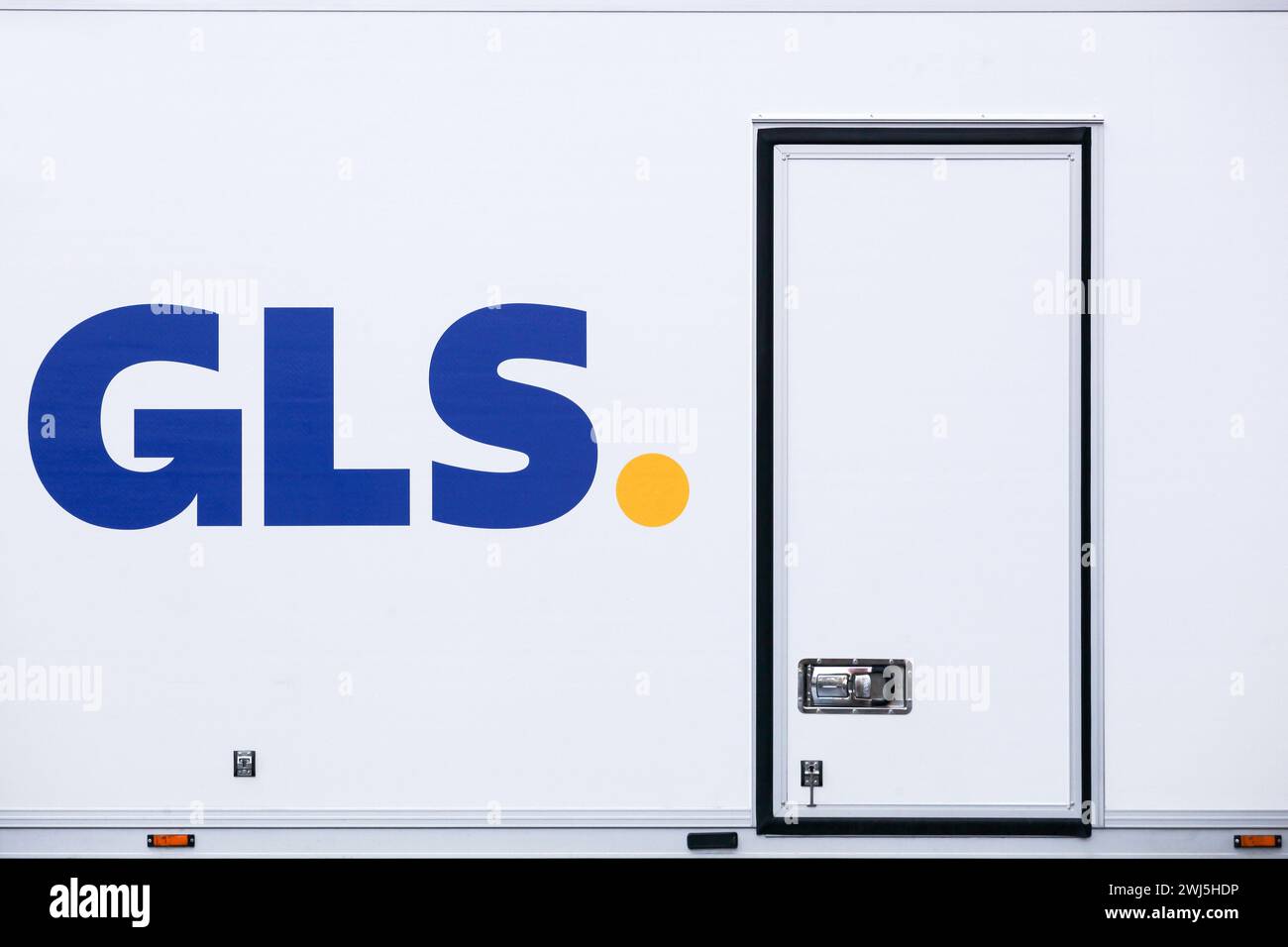 Aarhus, Danemark - 4 mars 2022 : logo GLS sur un véhicule. General Logistics Systems est une société de logistique britannique néerlandaise basée à Amsterdam Banque D'Images