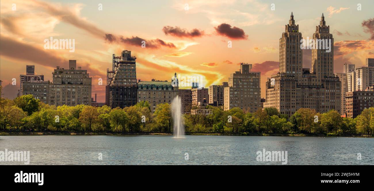 Panorama sur l'horizon avec bâtiment Eldorado et réservoir avec fontaine à Central Park dans le centre-ville de Manhattan à New York Banque D'Images