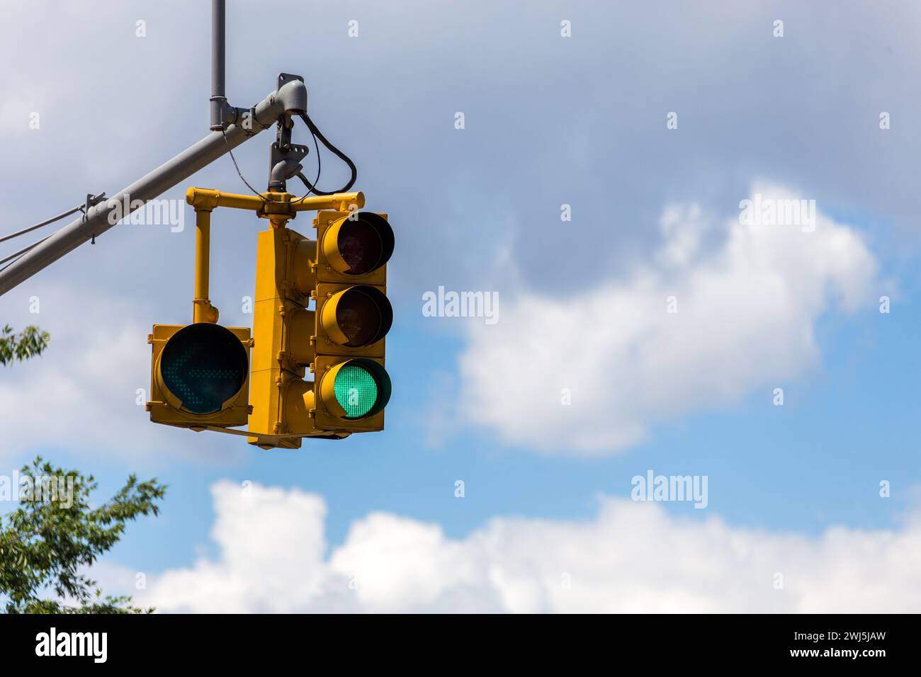 Feux de signalisation jaunes dans une rue de la ville de New York Banque D'Images