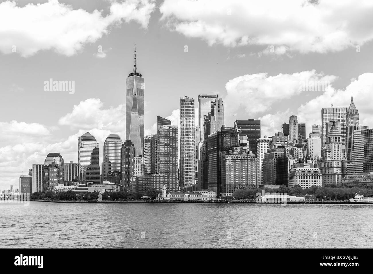 Un World Trade Center et une vue panoramique sur le quartier financier du centre-ville et le Lower Manhattan à New York, noir et blanc Banque D'Images