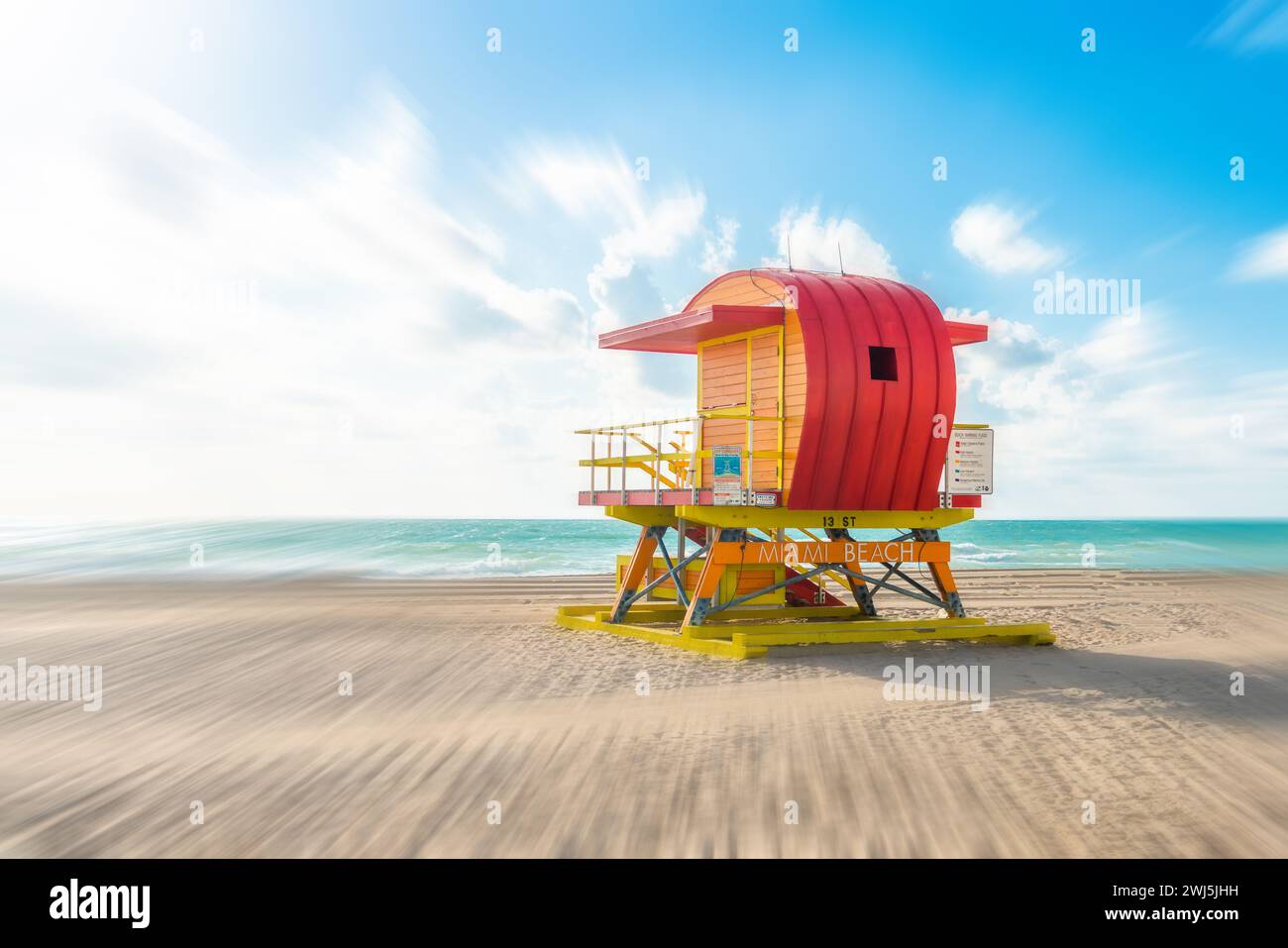 Refuge de sauveteurs sur la plage de Miami en Floride avec effet de flou de mouvement Banque D'Images