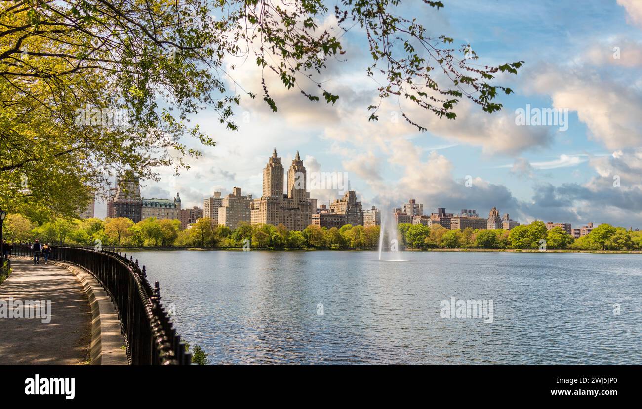 Panorama sur l'horizon avec bâtiment Eldorado et réservoir avec fontaine à Central Park dans le centre-ville de Manhattan à New York Banque D'Images