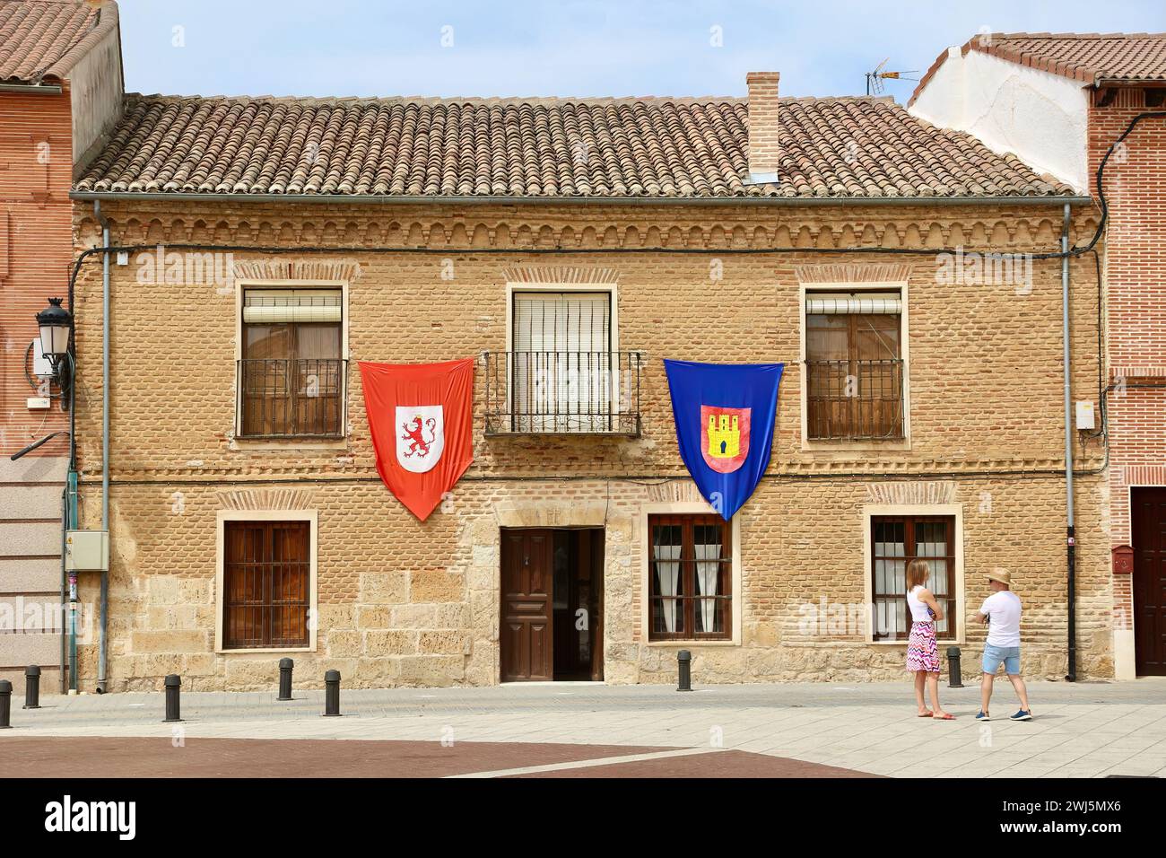 Maisons avec fanions accrochés pendant les fêtes d'été place de la ville Lantadilla Palencia Castille et Léon Espagne Banque D'Images