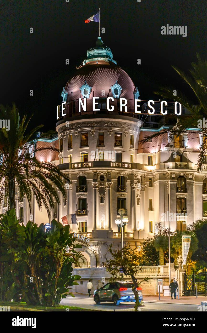 Photo nocturne de l'emblématique hôtel et restaurant le Negresco sur la Promenade des Anglais, Nice sur la Côte d'Azur, France. Banque D'Images