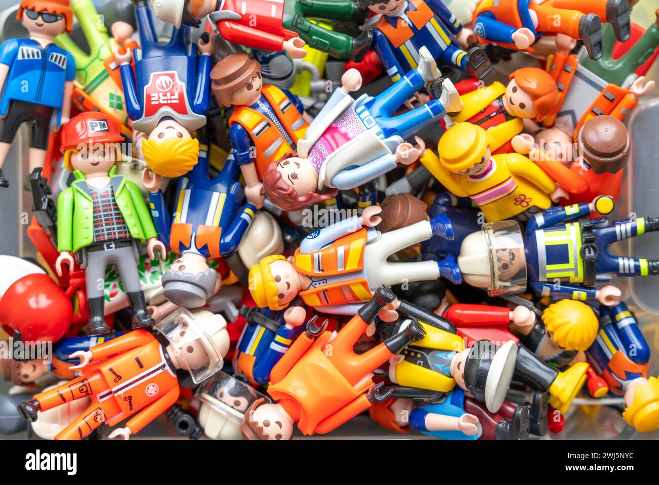 Beaucoup de figurines Playmobil différentes dans une boîte, jouets en plastique, chambre d'enfants, Banque D'Images