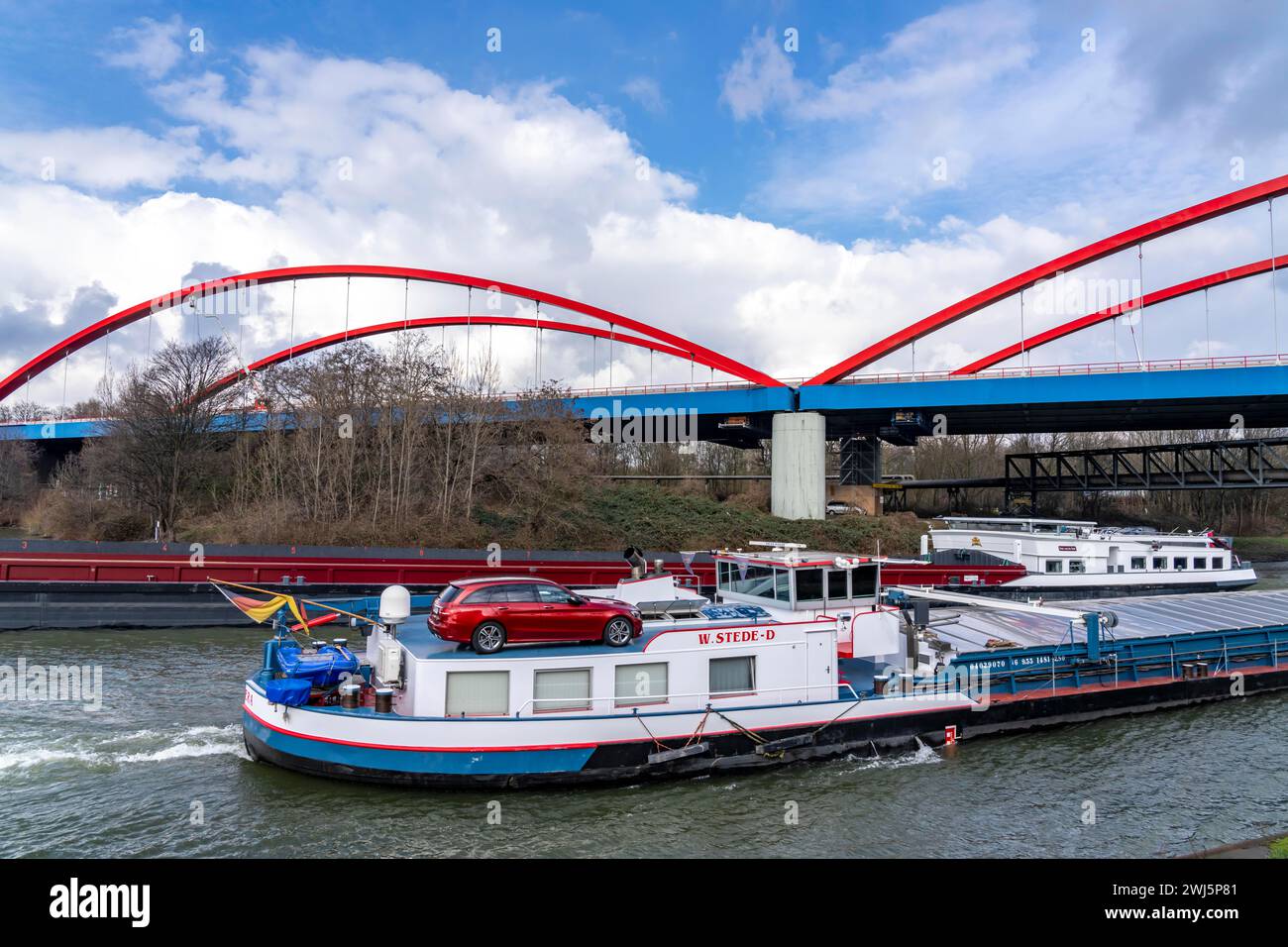 Pont autoroutier A42 délabré, (arcs rouges) sur le canal Rhin-Herne, avec des dommages structurels massifs, totalement fermé pour les prochains mois, betwe Banque D'Images