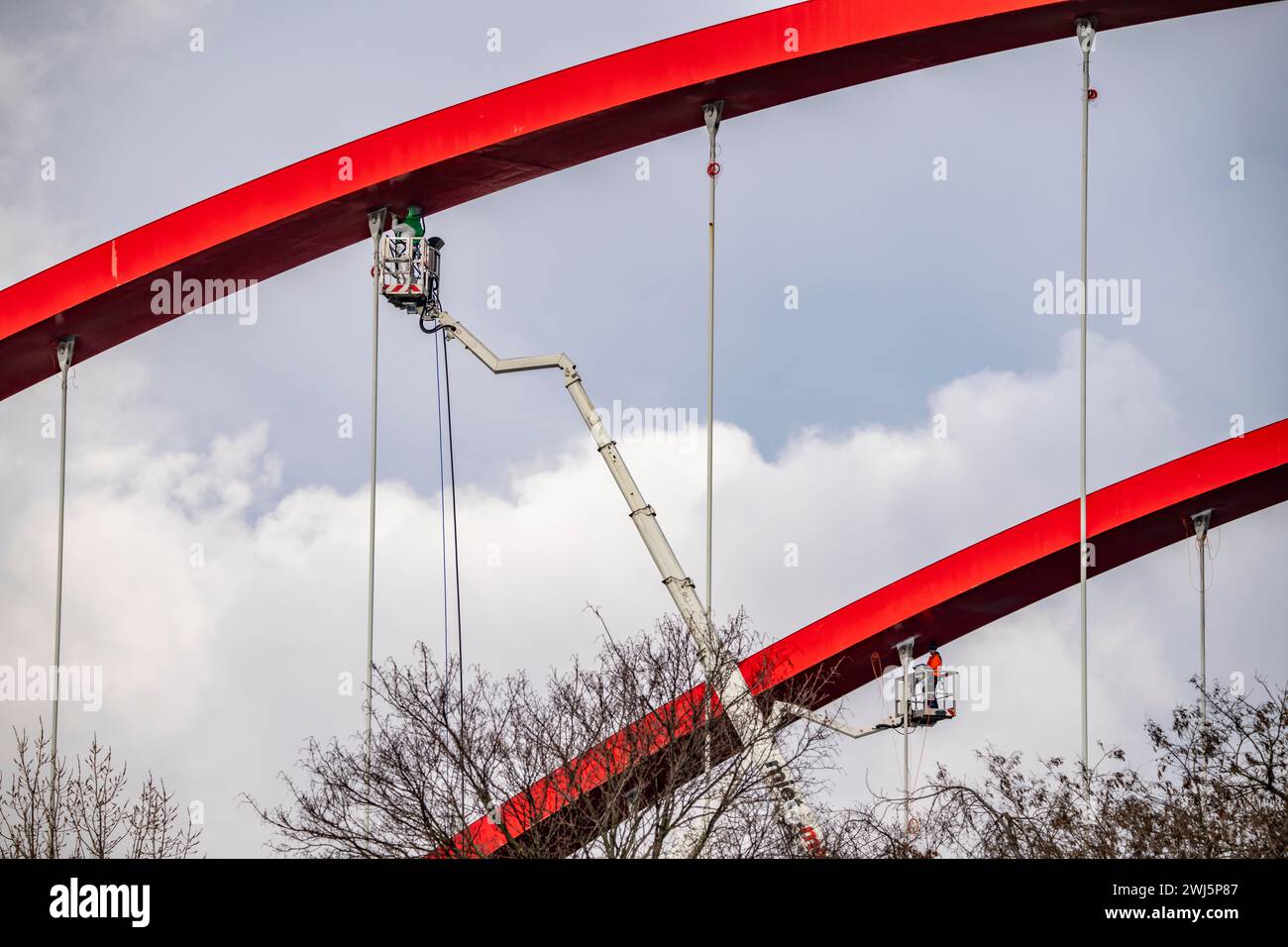 Pont autoroutier délabré A42, au-dessus du canal Rhin-Herne, avec des dommages structurels massifs, ouvriers sur des plates-formes élévatrices, totalement fermé pour la prochaine Banque D'Images