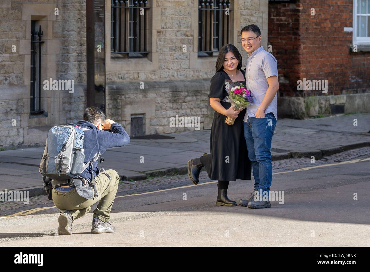 Homme prenant une photo de couple à Oxford Banque D'Images
