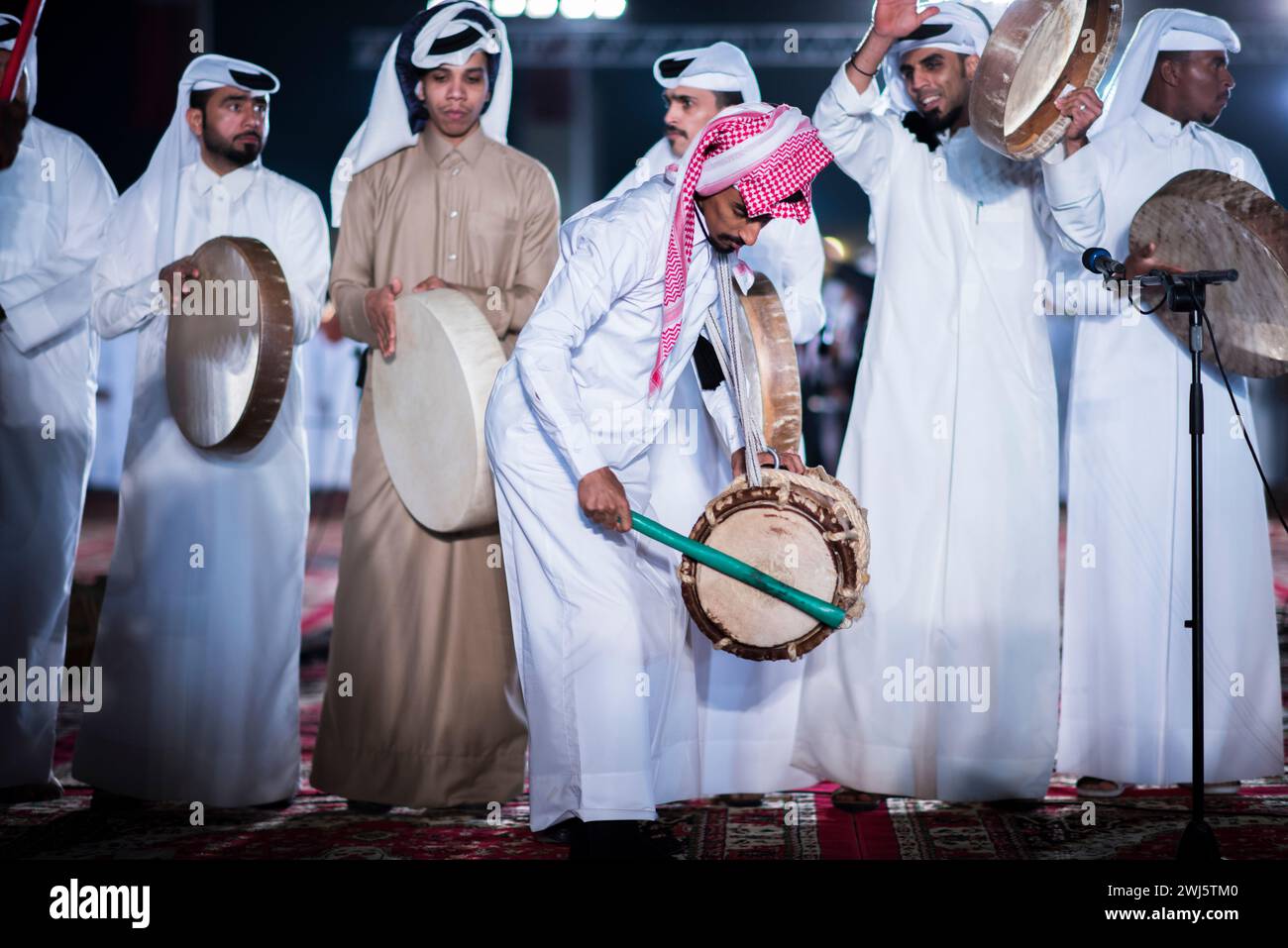 Doha, Qatar, 18,2017 décembre : la danse de l'épée appelée 'ardha' sur le terrain DARB Al Saai, organisée pour célébrer la fête nationale du Qatar . Banque D'Images