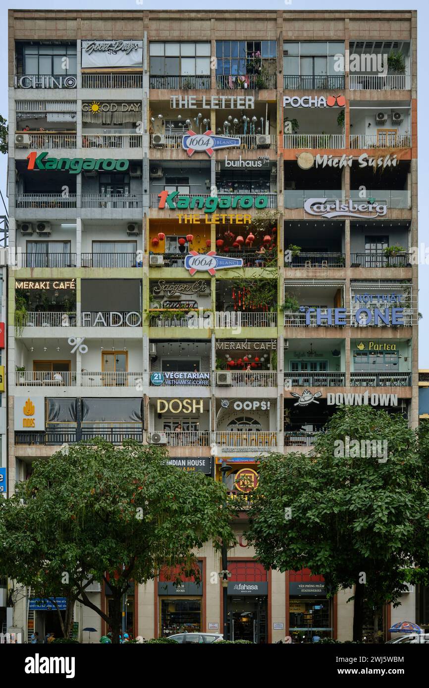 Jan 2024, vue de face des appartements Cafe à Nguyen Hue Walking Street, Ho Chi Minh ville Banque D'Images